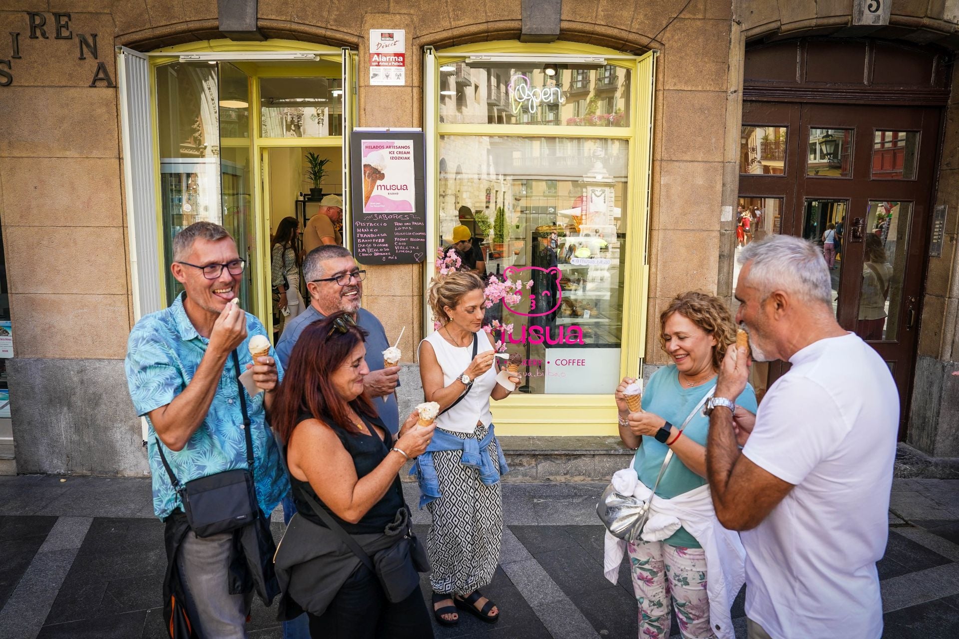 Yahaira y Sebastián, la pareja vasco-argentina que fusiona repostería y helados en su nuevo local de Bilbao