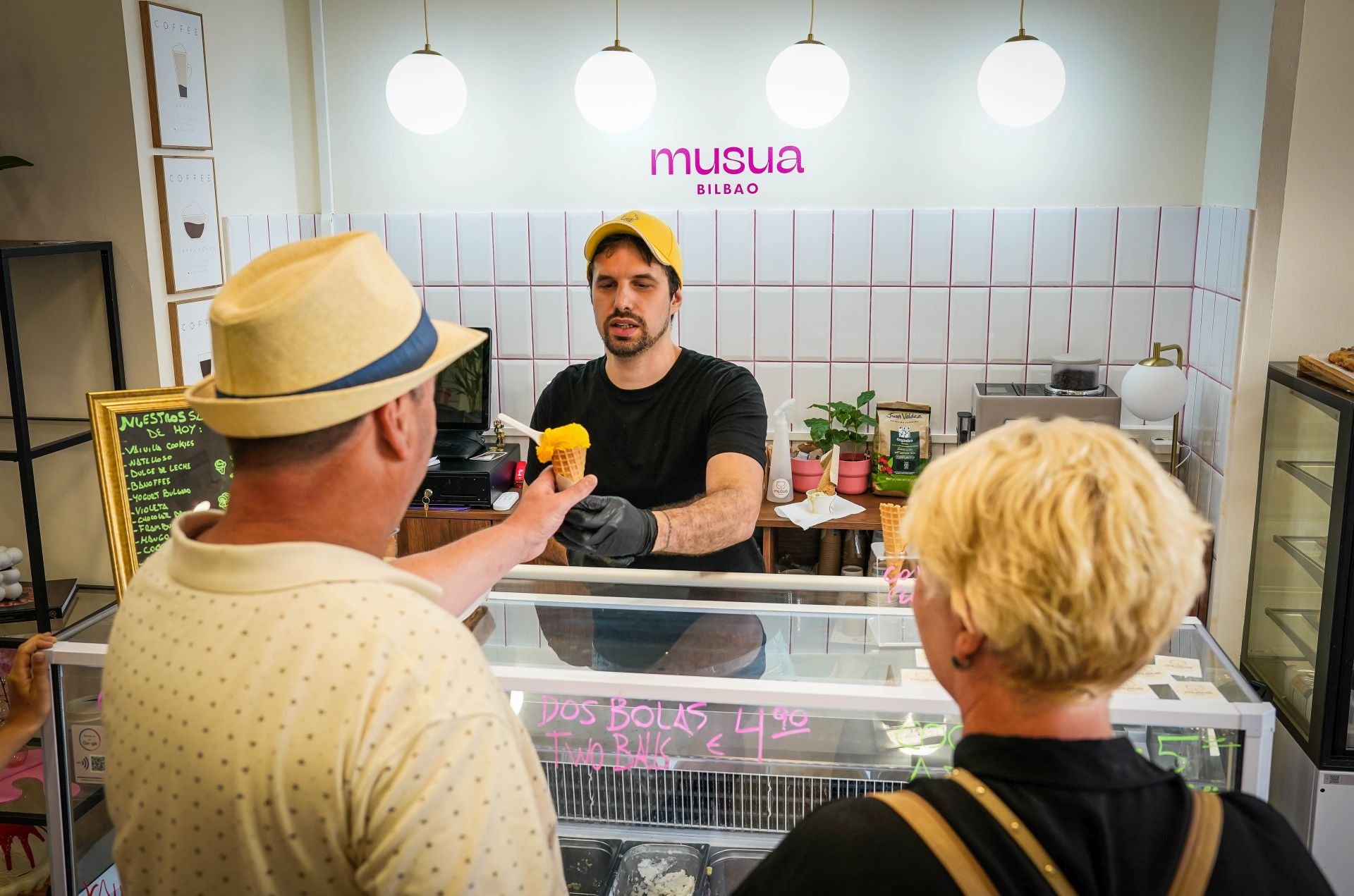 Yahaira y Sebastián, la pareja vasco-argentina que fusiona repostería y helados en su nuevo local de Bilbao