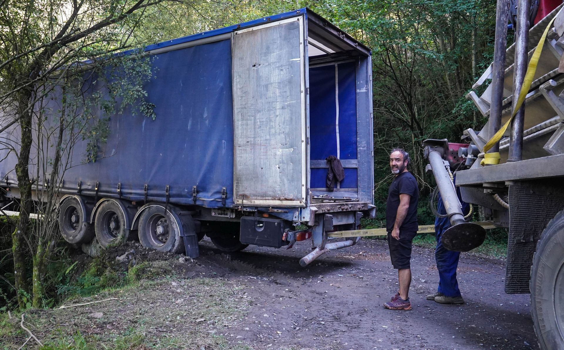 El tráiler que se quedó atrapado en una pista forestal en Orozko