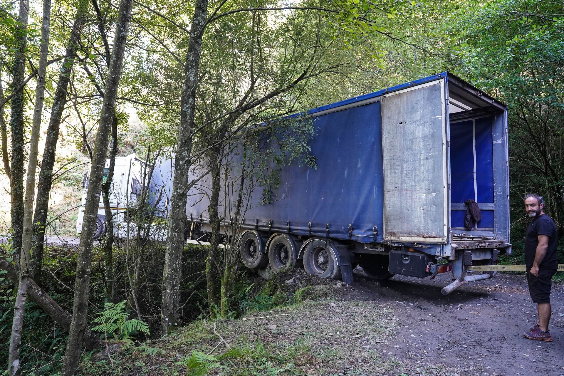 El tráiler que se quedó atrapado en una pista forestal en Orozko