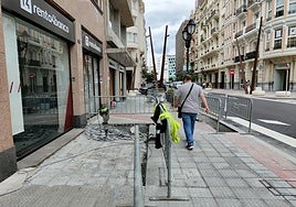 Ya ha comenzado la retirada de baldosas en la calle Elcano, en su confluencia con Rodríguez Arias.