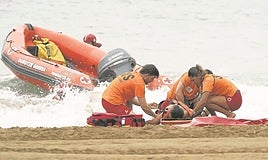 Socorristas vizcaínos atienden una emergencia durante un simulacro en Karraspio.