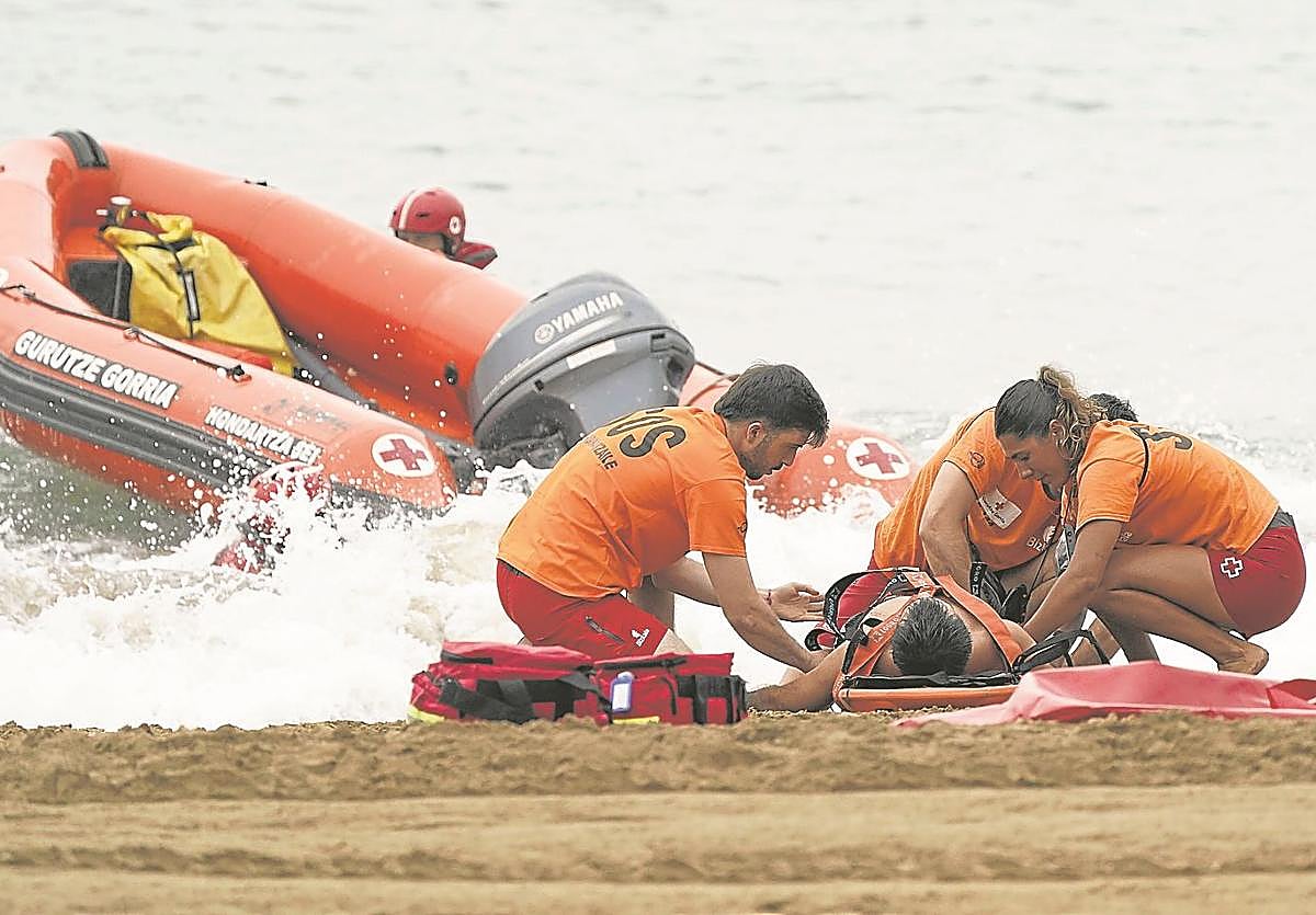 Socorristas vizcaínos atienden una emergencia durante un simulacro en Karraspio.