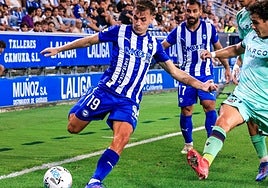 Pablo Ibáñez busca un centro en el primer partido de la temporada.