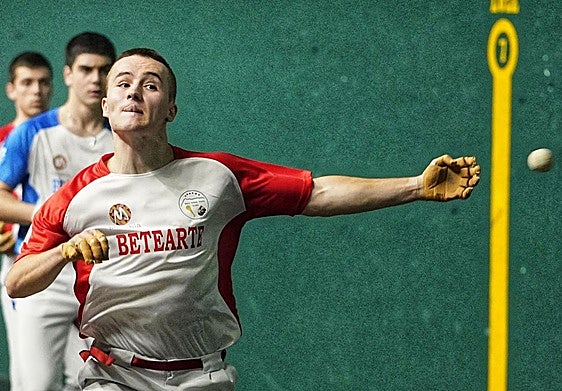 Unai Amiano suelta la zurda en el frontón de Mallabia.