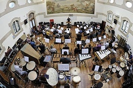 Ensayo de la Banda Municipal de Musica de Bilbao, bajo la direccion de Jose Rafael pascual Vilaplana.