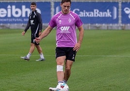 El 'pichichi' del curso pasado ya toca balón en Areitio, protegiendo la rodilla que le ha tenido apartado