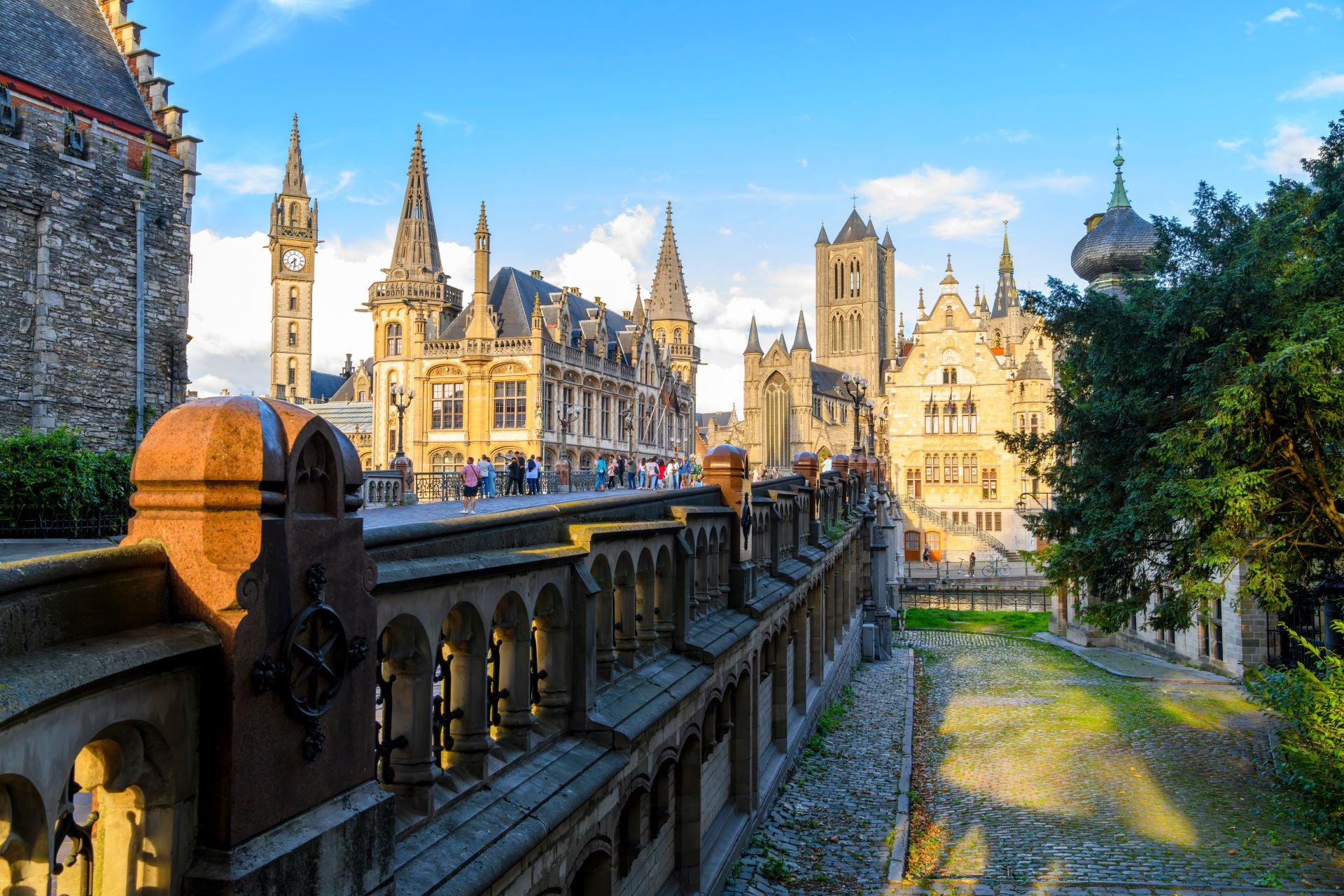 Vista de Kornmarkt desde el Puente de San Miguel. Destacan las torres del edificio de Correos, el Campanario de Gante, la Iglesia de San Nicolás y la Catedral de San Bavón.