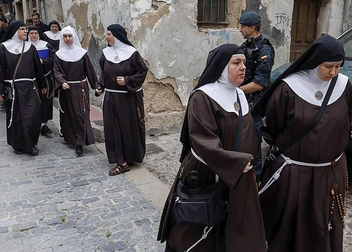 Las monjas cismáticas de Belorado en las inmediaciones del juzgado de Briviesca.