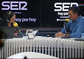 Bueno y Sánchez durante una entrevista en la Cadena SER.