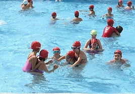 Imagen de archivo de cursillos en la piscina.