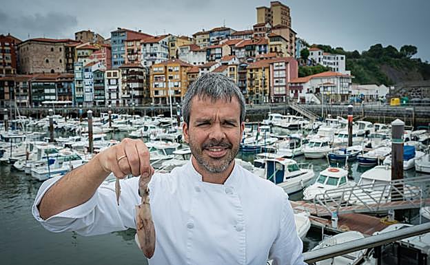 El cocinero Gaizka Goikoetexea, formado en Zuberoa con la familia de Hilario Arbelaitz, pesca chipirones cada noche y los cocina en Rola.