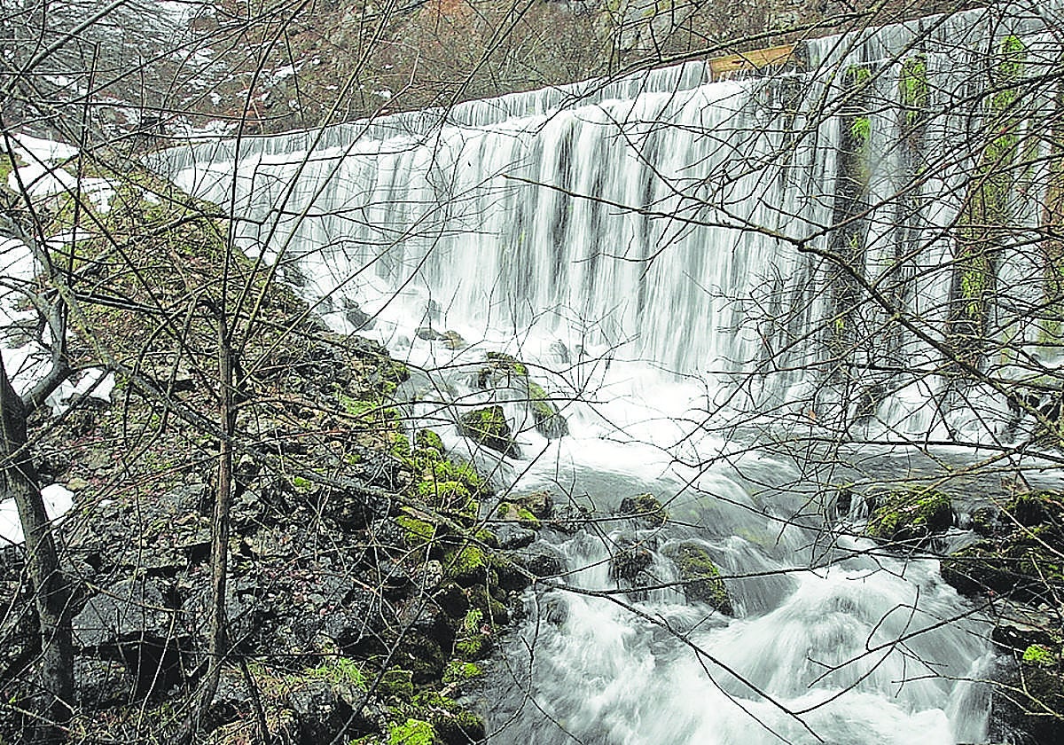 Presa y salto de agua del Zirauntza.