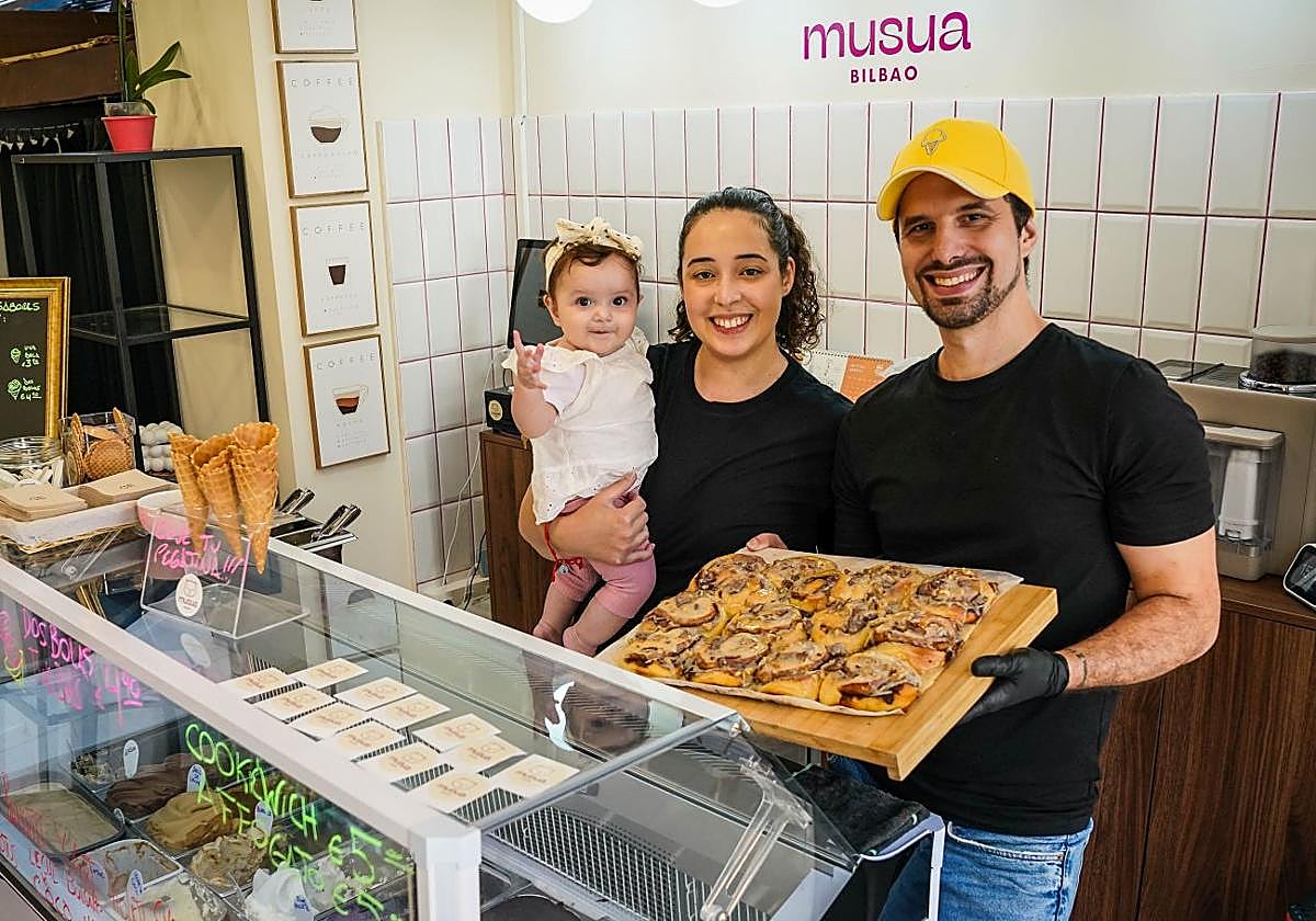 Yahaira y Sebastián han abierto una pastelería-heladería en el Casco Viejo.