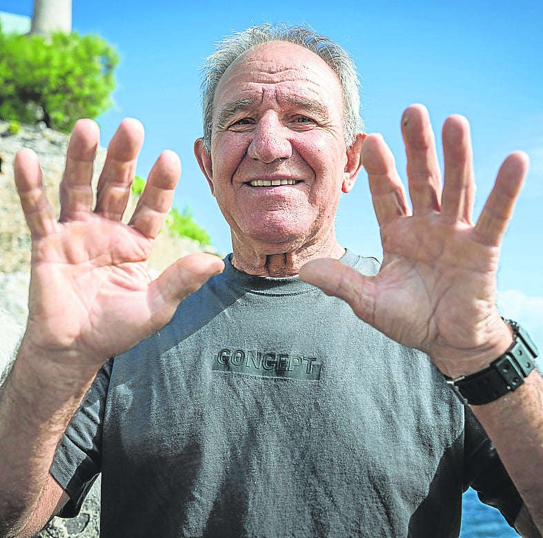 El veterano preparador de Ortzaika muestra sus manos.