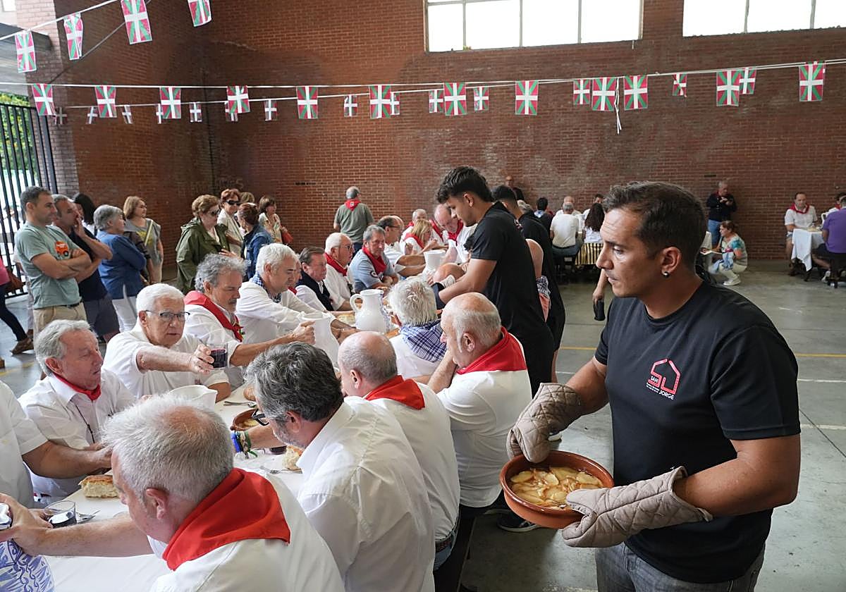 La comida de la Cofradía Sant Roque volverá al pórtico.
