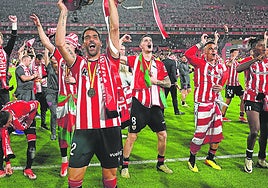 Raúl García alza la Copa junto a muchos de los integrantes de la plantilla durante la celebración del título.