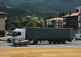 Recuperan el camión encajado en una pista de Orozko: «Han hecho magia»