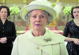 Imelda Staunton, en primer término, junto a Olvia Colman y Claire Foy, las tres actrices que han interpretado a Isabel II. Abajo, la reina en 2022.