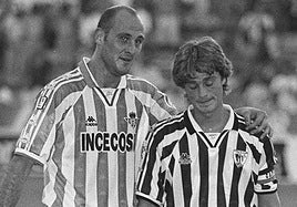 Roberto Ríos y Julen Guerrero, tras un encuentro entre el Betis y el Athletic.