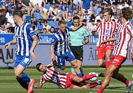 Carlos Vicente es derribado por Lenglet.