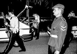 El 'nagusi' Enrique Sarasa supervisa la primera salida de los ertzainas en Vitoria.