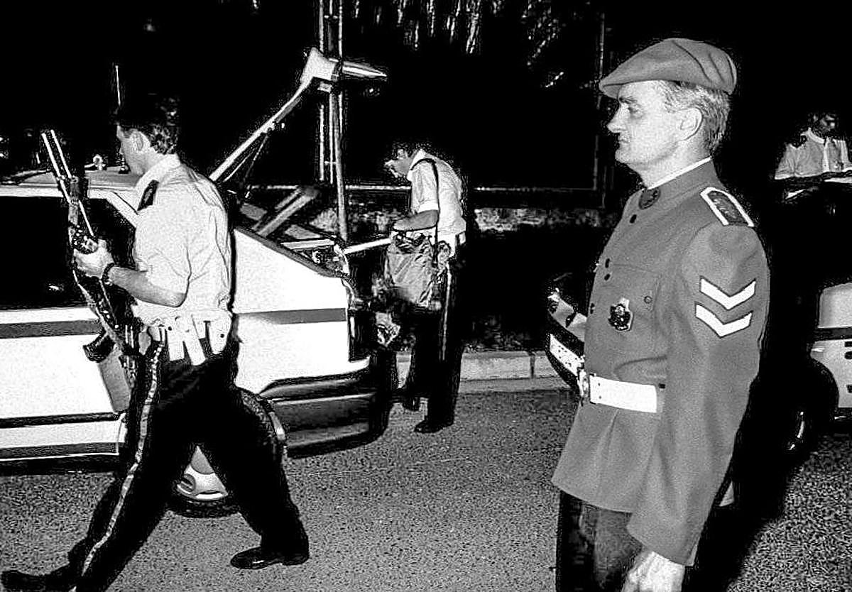 El 'nagusi' Enrique Sarasa supervisa la primera salida de los ertzainas en Vitoria.