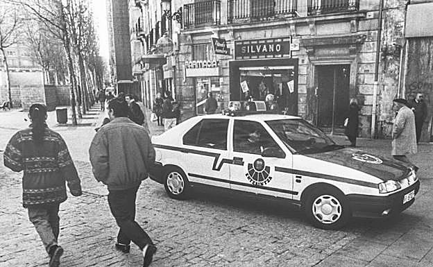 Un coche patrulla avanza por la calle Postas.