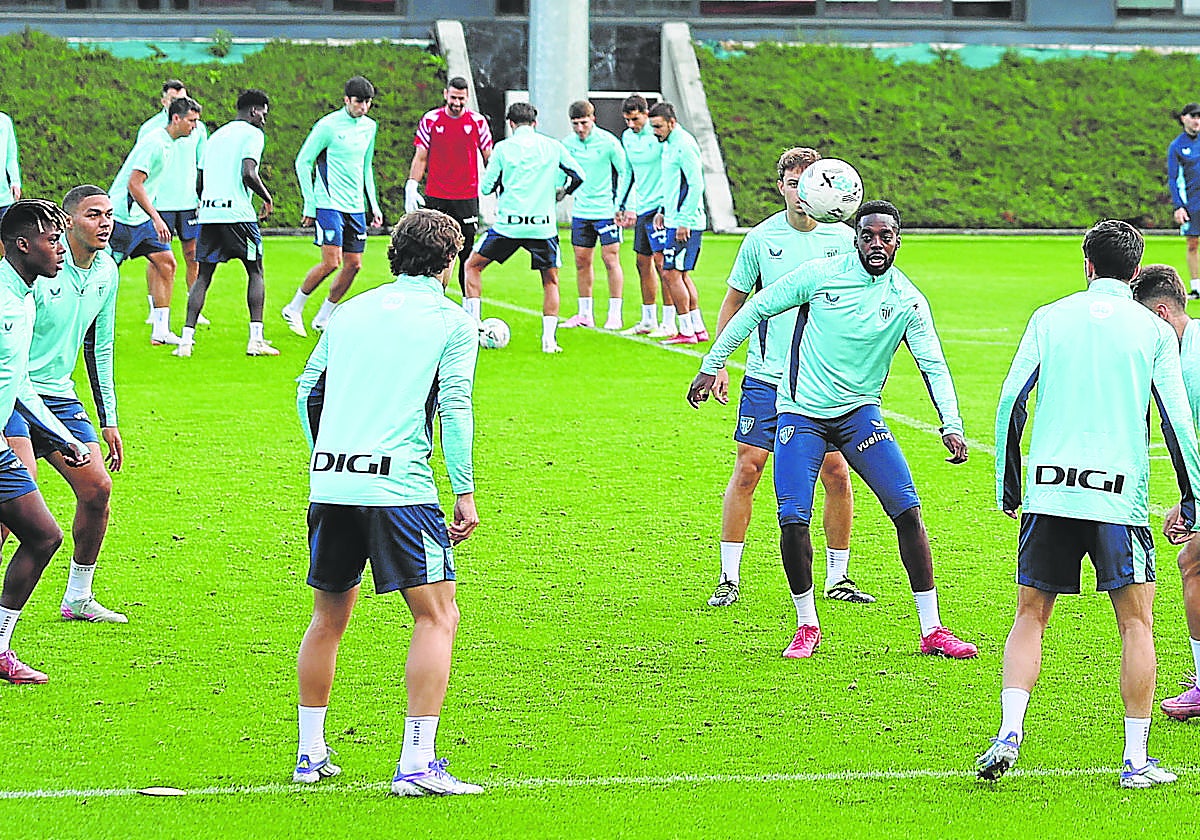 Los jugadores del Athletic en uno de los entrenamientos de esta semana