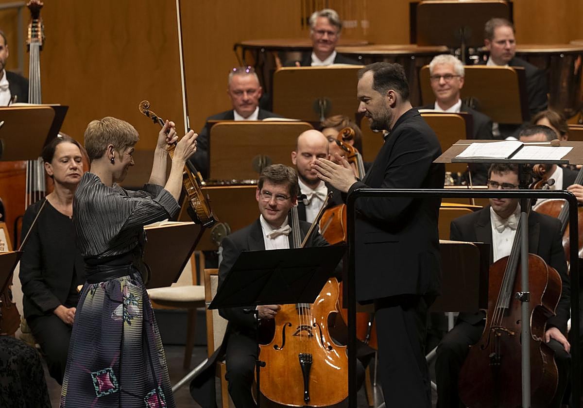 La violinista Isabelle Faust y el director Andris Nelsons.