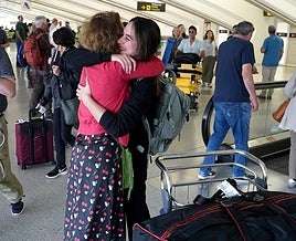 Una familia se abraza esta mañana en el aeropuerto de Loiu.