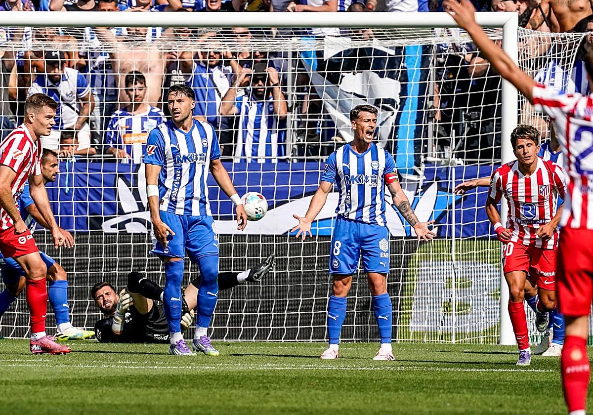 Los jugadores del Alavés se lamentan tras el gol del Atlético.