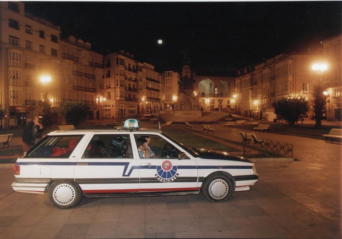 Un coche patrulla de la Ertzaintza en la plaza de la Virgen Blanca la madrugada del 1 de septiembre de 1995.