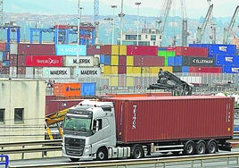 Contenedores para la exportación de productos almacenados en el Puerto de Bilbao.