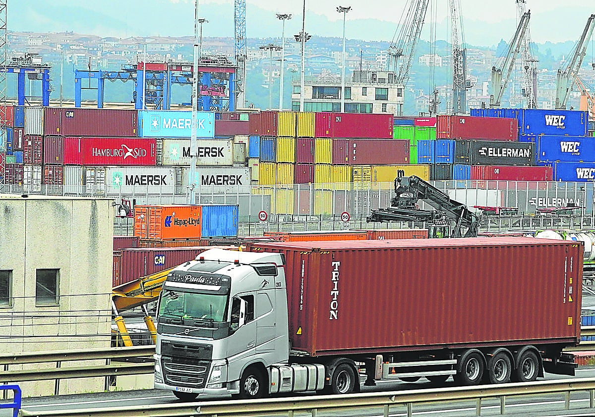 Contenedores para la exportación de productos almacenados en el Puerto de Bilbao.