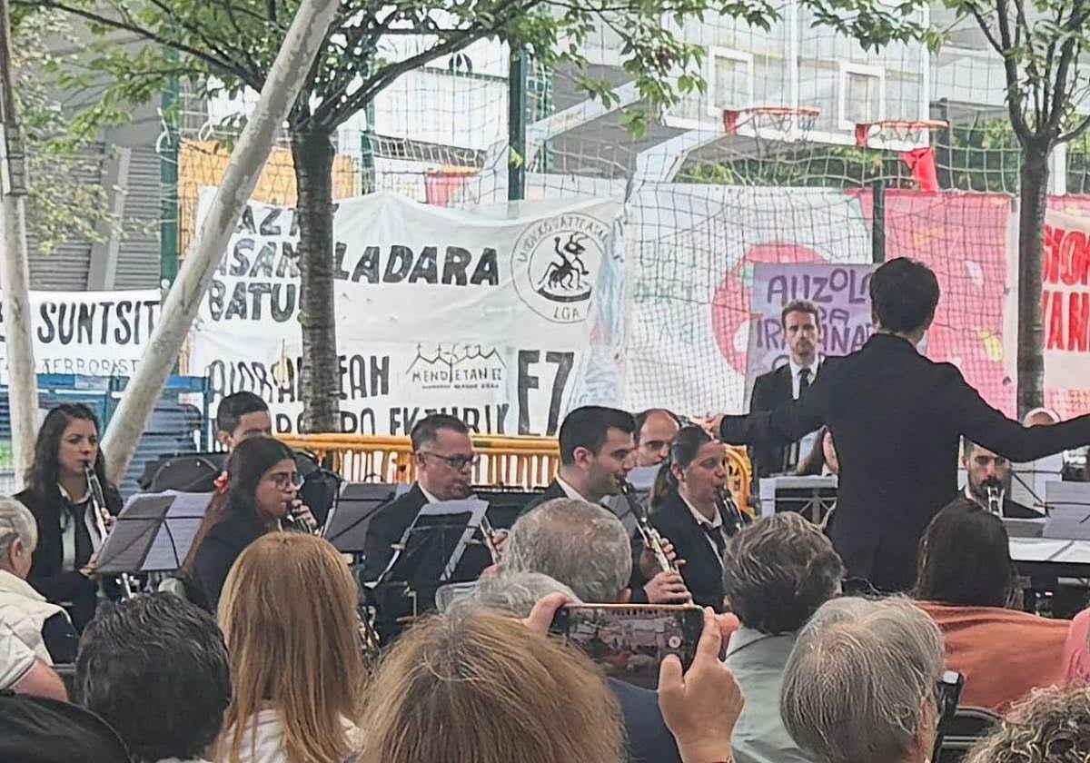 Imagen colgada por el diputado general en sus redes sociales, en la que se pueden apreciar los carteles colgados en el recinto festivo.