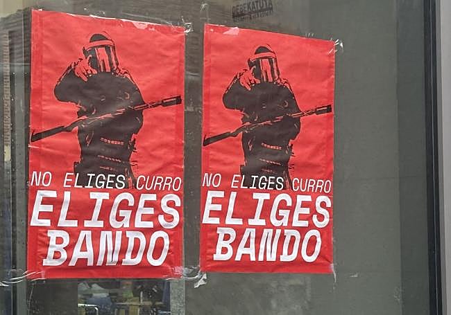 Imagen de los cartales contra la Ertzaintza aparecidos en Llodio.