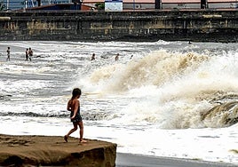 Olas en la playa de Ereaga, en Getxo.