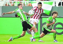 Yuri envía el centro que se convirtió en el autogol de Bartra