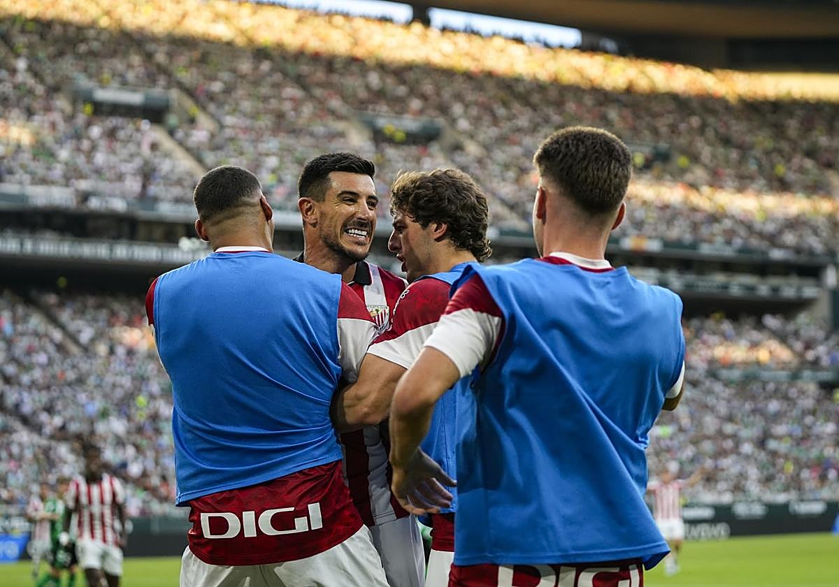 Yuri celebra el primer gol rojiblanco en La Cartuja contra el Betis.