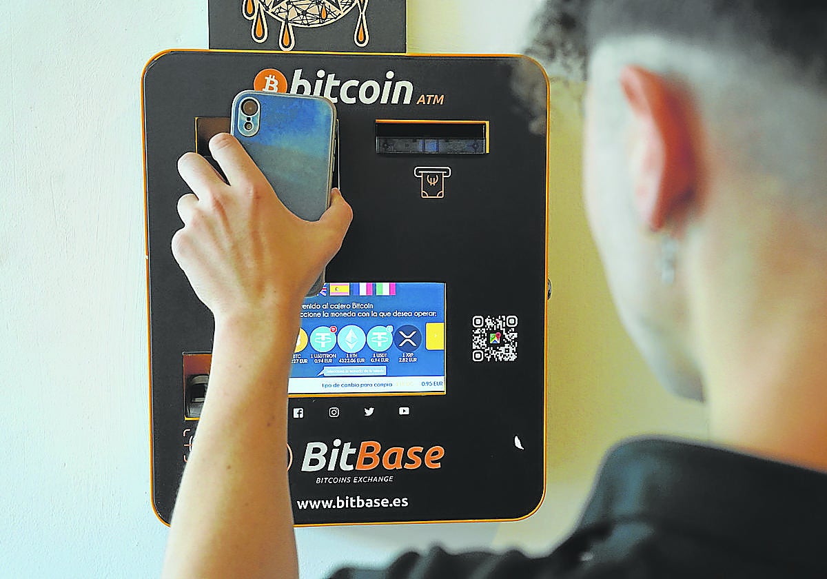 Cajero de bitcoin instalado en una de las tiendas que recientemente se han abierto en Bilbao.