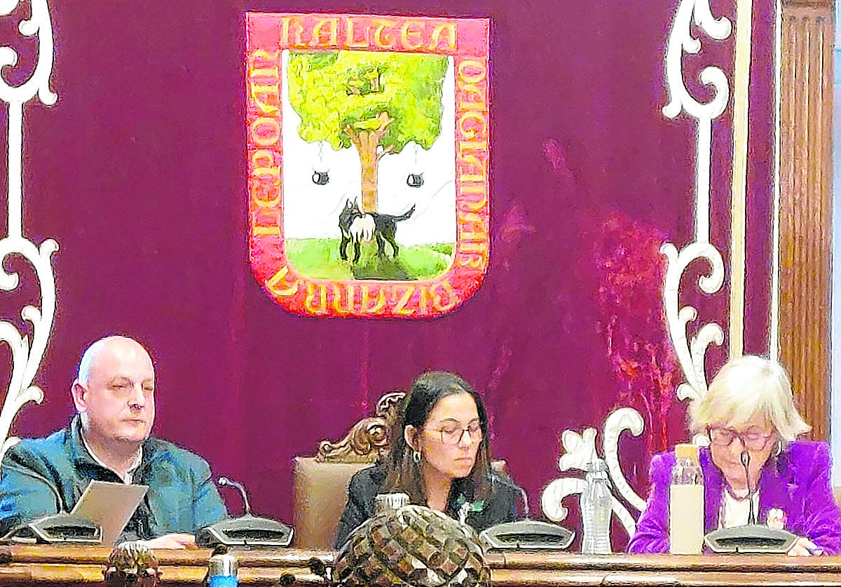 La alcaldesa Amaia Agirre, en el centro, junto a su 'número dos', Inaxio Uriarte, durante un pleno celebrado este año.