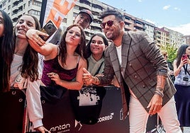 Pablo López posa con los fans en la alfombra naranja