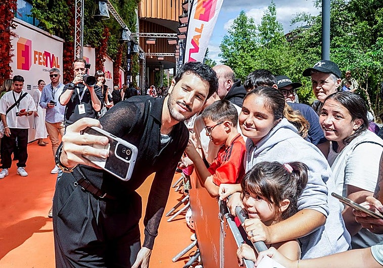 Sebastián Yatra se toma un 'selfie' en la alfombra naranja.