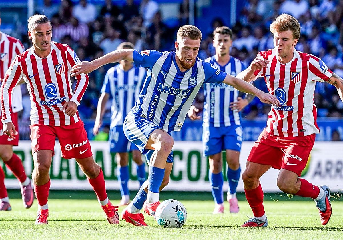 Carlos Vicente supera con la conducción a Griezmann y Barrios.