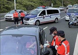 Ertzaintza y policías locales refuerzan los controles contra las distracciones al volante