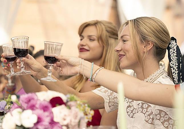 Mirela Balic y Ester Expósito en 'El talento'.