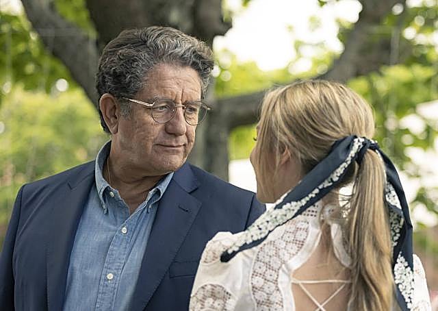 Pedro Casablanc y Ester Expósito en 'El talento'.