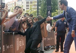 Sebastián Yatra se toma un 'selfie' en la alfombra naranja.