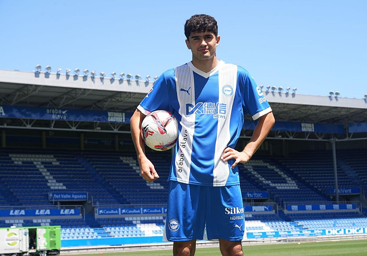 Hugo Novoa jugará cedido esta temporada en el Mirandés.